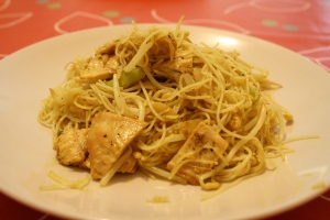 Receta de noodles (fideos de arroz) de arroz al curry con pollo y vegetales
